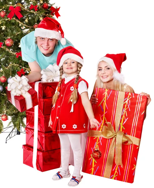Gelukkige familie in Kerstman hoed, bedrijf doos van de gift. — Stockfoto