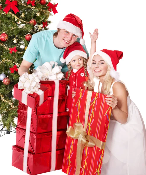 산타 모자 선물 상자를 들고 행복 한 가족. — 스톡 사진