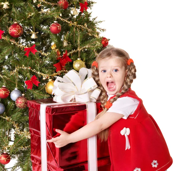Kind houden doos van de gift door kerstboom. — Stockfoto