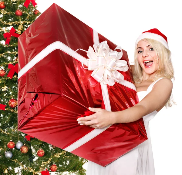Mädchen stapeln Geschenkbox am Weihnachtsbaum.. — Stockfoto