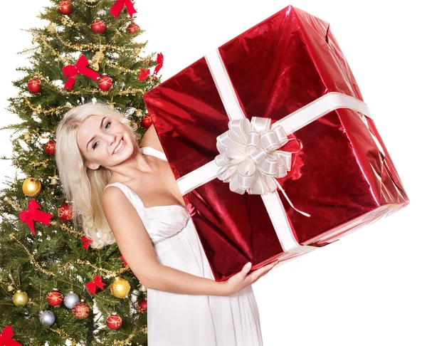Різдвяна дівчина в капелюсі Санта тримає червону подарункову коробку . — стокове фото