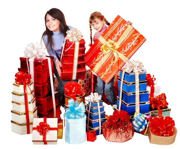 Lycklig familj med barn och grupp presentförpackning. — Stockfoto