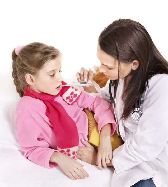 Docteur prendre la température de l'enfant — Photo