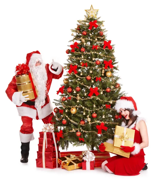 Dívka a santa doložka o vánoční stromeček. Stock Obrázky