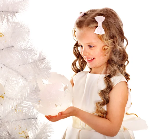 Çocuk Noel ağacı süslemek. — Stok fotoğraf