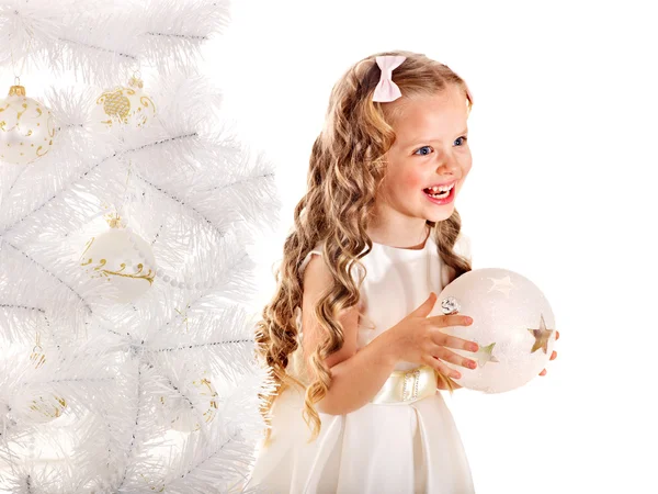 Kind versieren kerstboom. — Stockfoto