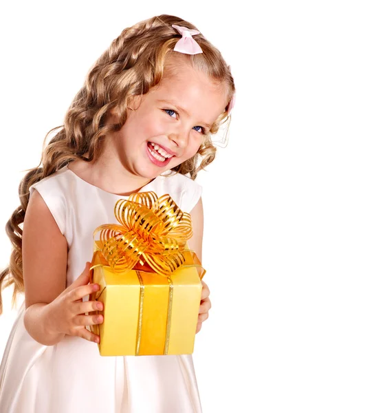 Kid met de doos van de gift van de verjaardag. — Stockfoto