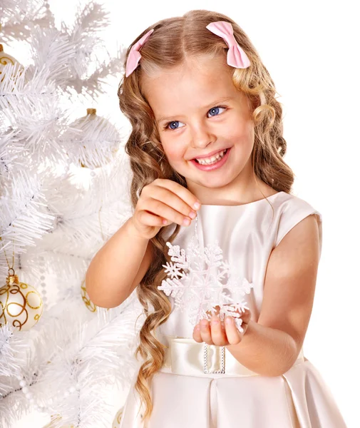 Çocuk Noel ağacı süslemek. — Stok fotoğraf