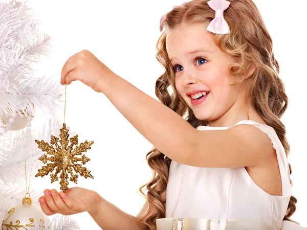 Barn dekorera julgran. — Stockfoto
