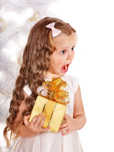 Kid met de doos van de gift van Kerstmis. — Stockfoto