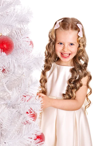 Kind schmückt Weihnachtsbaum. — Stockfoto
