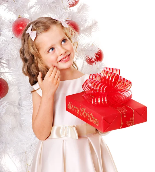Малюк з червоною різдвяною подарунковою коробкою . — стокове фото