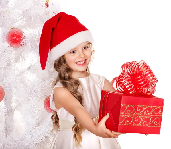 Criança dando caixa de presente de Natal . — Fotografia de Stock
