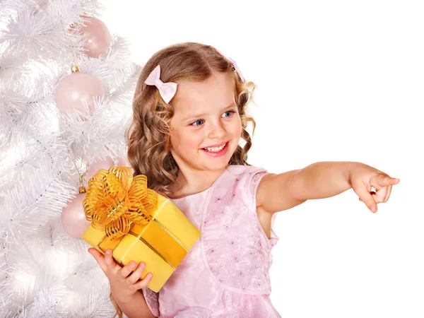 Dziecko z Boże Narodzenie podatek od darowizn pudło. — Zdjęcie stockowe
