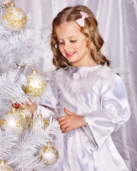 Παιδί διακοσμήσετε το χριστουγεννιάτικο δέντρο. — Φωτογραφία Αρχείου