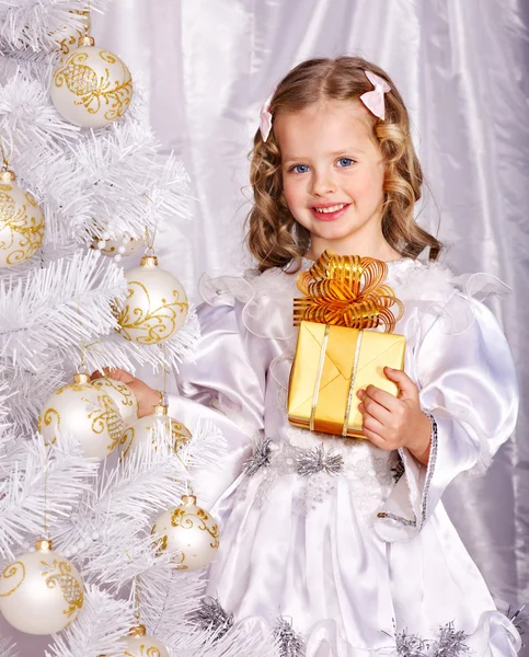 儿童装饰圣诞树. — 图库照片