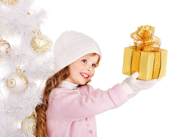 Enfant avec boîte cadeau de Noël en or . — Photo