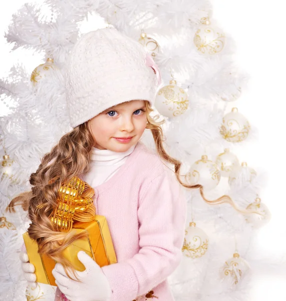 Kid met gouden doos van de gift van Kerstmis. — Stockfoto