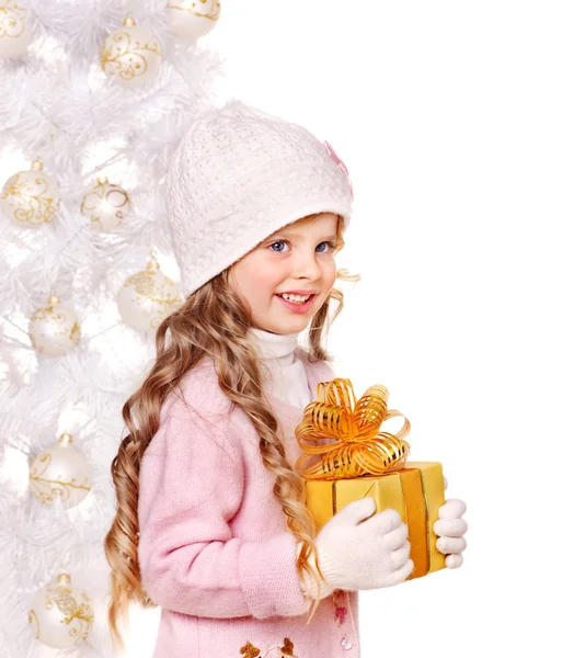 Altın christmas hediye kutusu ile çocuk. — Stok fotoğraf