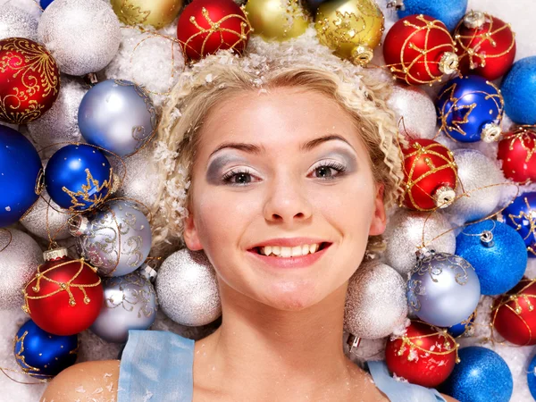 Jeune femme dans les boules de Noël . — Photo