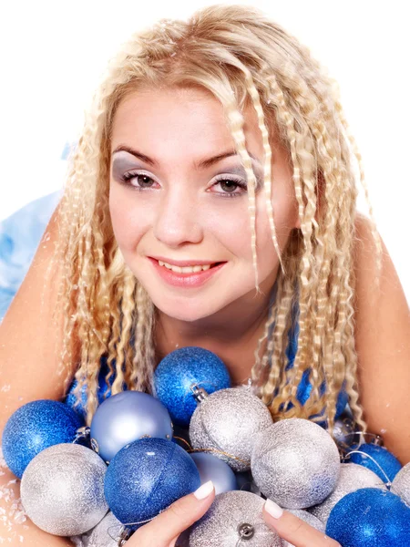 Giovane donna in palle di Natale . — Foto Stock