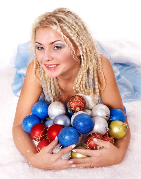Junge Frau in Weihnachtskugeln. — Stockfoto