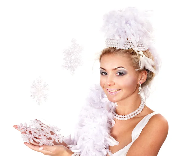Jonge vrouw bedrijf sneeuwvlok. — Stockfoto