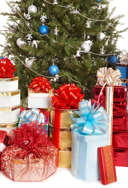 圣诞树与堆栈礼品盒. — 图库照片