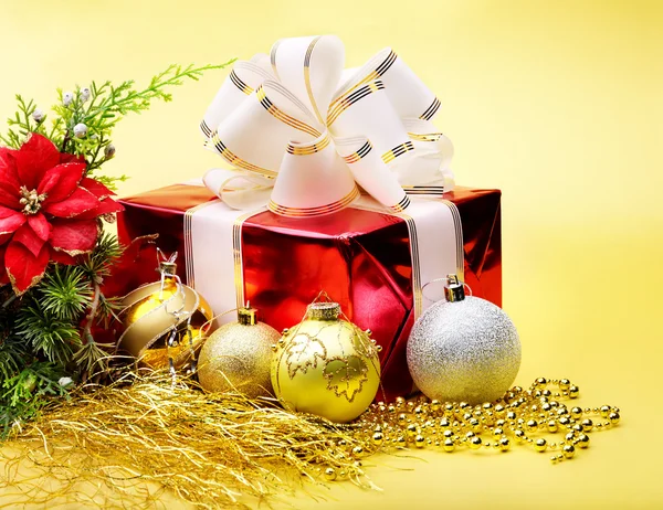 Gift box och christmas ball. — Stockfoto