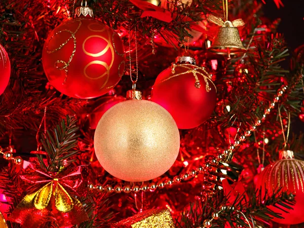 Fondo de Navidad con árbol rojo . —  Fotos de Stock
