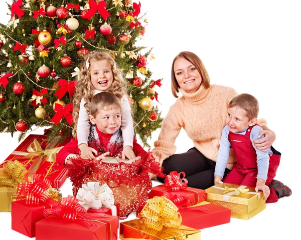 Kinderen met de doos van de gift van Kerstmis. — Stockfoto