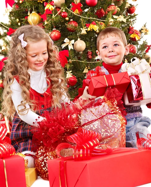 Dzieci z Boże Narodzenie podatek od darowizn pudło. — Zdjęcie stockowe
