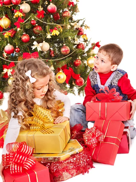 Çocuklar Noel hediye kutusu. — Stok fotoğraf