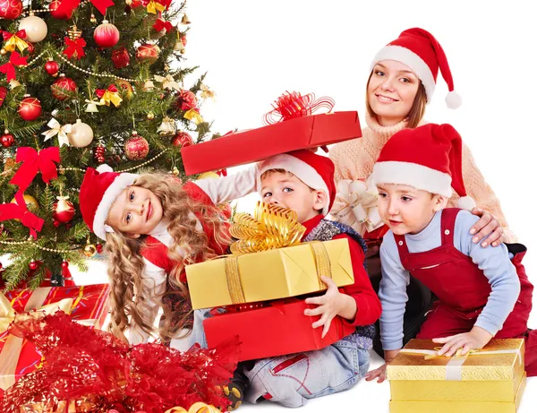 Família com crianças abrir caixa de presente de Natal . — Fotografia de Stock
