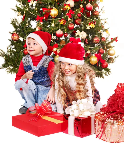 Niños con caja de regalo de Navidad . —  Fotos de Stock