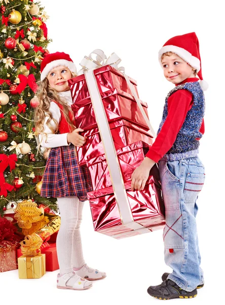 子供とクリスマスのギフト ボックス. — ストック写真