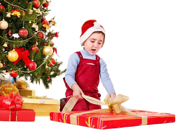 Малюк з різдвяною подарунковою коробкою . — стокове фото