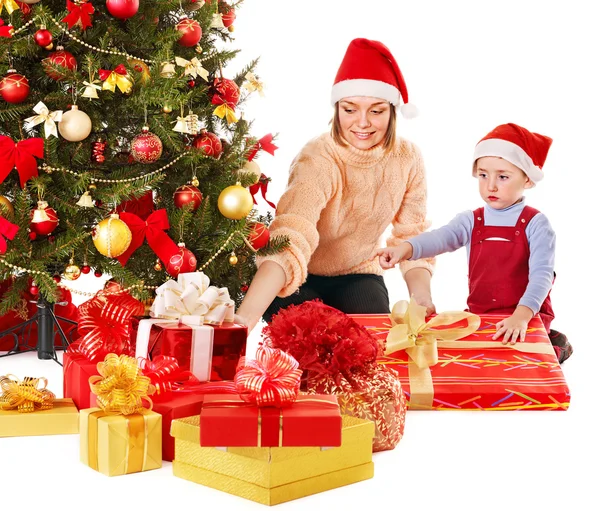 クリスマスの木の近くの子供と家族. — ストック写真