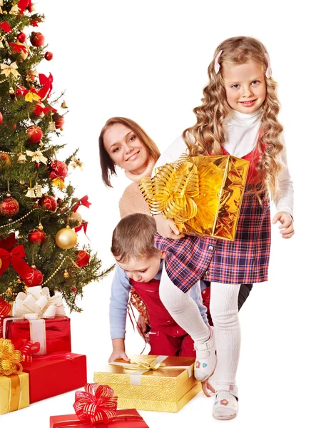 Οικογένεια με παιδιά, ανοίξτε το πλαίσιο δώρο Χριστουγέννων. — Φωτογραφία Αρχείου