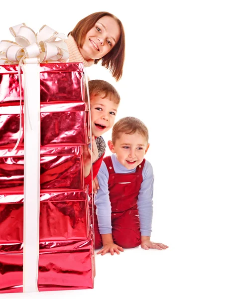 Gezin met kind geven de doos van de gift van Kerstmis. — Stockfoto