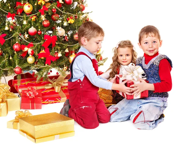 Τα παιδιά με το πλαίσιο δώρο Χριστουγέννων. — Φωτογραφία Αρχείου