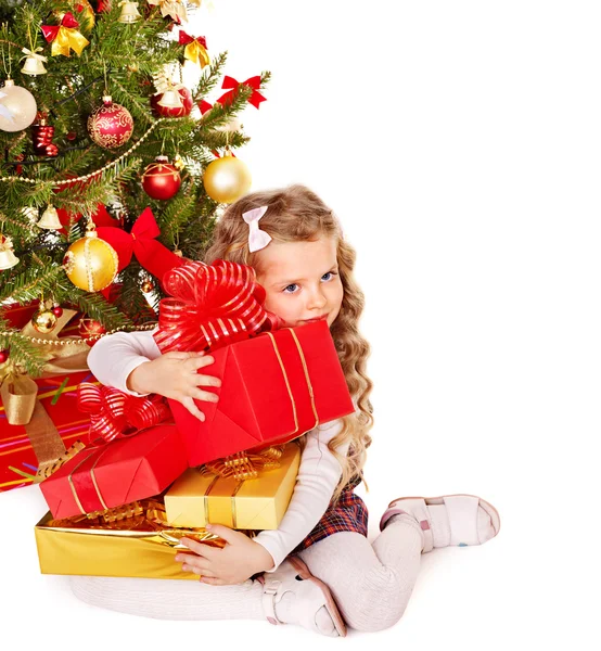 Мальчик с коробкой подарков на Рождество . — стоковое фото