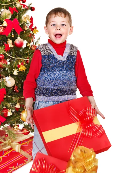 Мальчик с коробкой подарков на Рождество . — стоковое фото