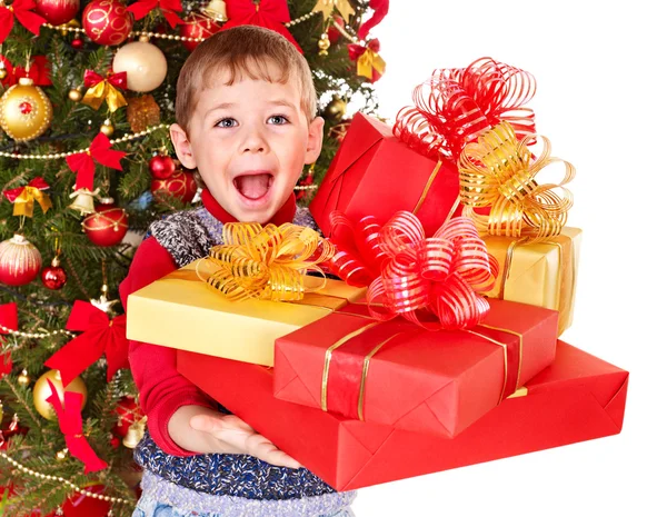 Noel hediye kutusu ile çocuk. — Stok fotoğraf