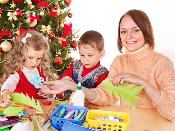 Niños haciendo decoración para Navidad . — Foto de Stock