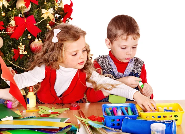 Çocuklar için Noel dekorasyonu yapma. — Stok fotoğraf