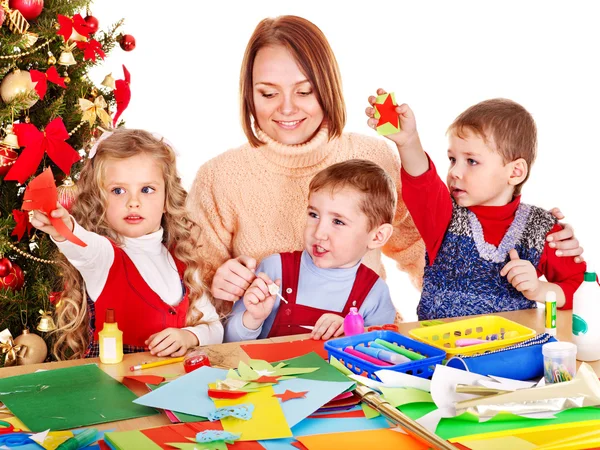 Barnen gör dekoration till jul. — Stockfoto