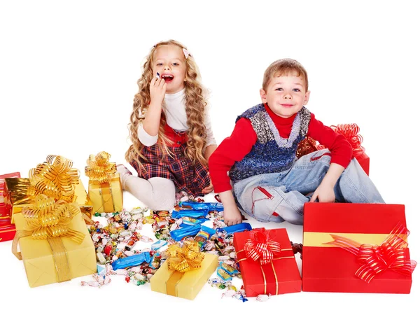 Crianças com caixa de presente e doce . — Fotografia de Stock
