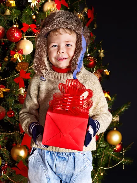 Ragazzo con confezione regalo di Natale . — Foto Stock