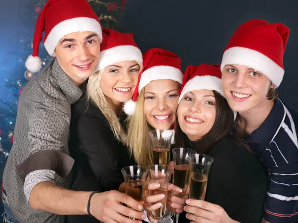 Groep jonge in Kerstman hoed. — Stockfoto